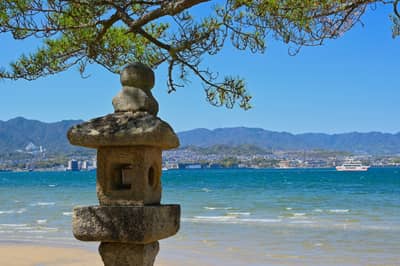 Stone Lantern by the Bay, Hiroshima
